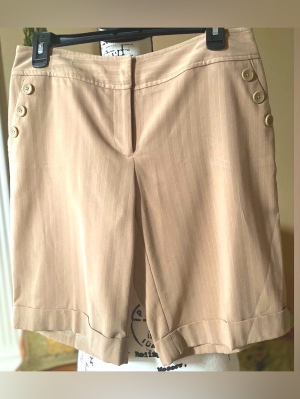 “APT. 9” Women's Tan Bermuda Shorts. Size: Petite 6  EUC